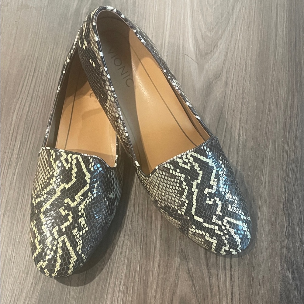 Vionic Willa Boa Snake Pattern Loafers - Black and Cream Like New Sz 11